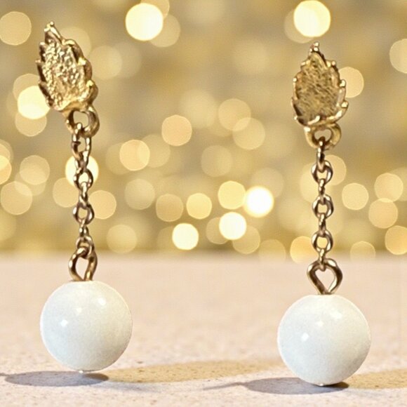 Unbranded Jewelry - Vintage Gold Tone Drop Earrings With White Bead Dangle Ball Design Retro Jewelry